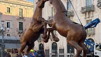 Cavalli bronzei, polemica social per i costi di installazione