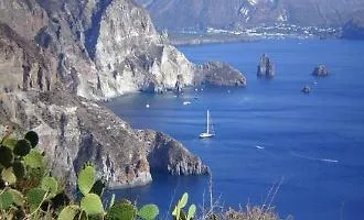 La sfida delle Eolie: 4 Hotel mostra le bellezze dell'arcipelago, e le rivalit&agrave;