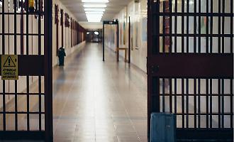 Carcere di Trapani, olio bollente contro un agente della penitenziaria: poliziotto ricoverato con gravi ustioni