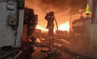 Un rogo alla zona industriale, brucia un altro impianto di rifiuti. C'&egrave; una regia?