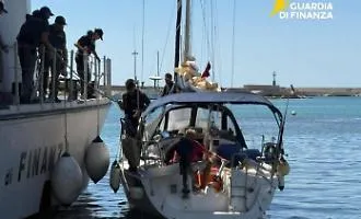 La barca a vela utilizzata per il trasporto di migranti e diretta a Trapani: arrestato lo skipper