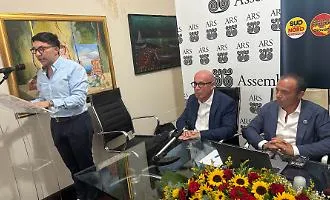 &laquo;Onorato il Tarzan della politica, le boutade di Vannacci non meritano attenzione&raquo;: Cateno De Luca show alla presentazione dei candidati catanesi