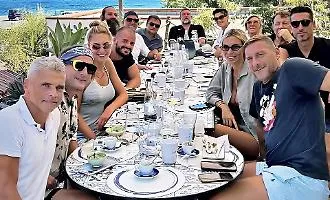 Francesco Totti chiude il tour siciliano: cena a Taormina con Noemi e gli amici ex calciatori