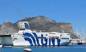 Migrante muore nascosto in un'Audi A4 imbarcata da Tunisi: arrestata la proprietaria per favoreggiamento dell'immigrazione clandestina