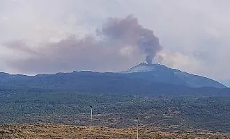 Perch&eacute; se l'eruzione &egrave; finita l'Etna emette ancora cenere? Gli esperti: &laquo;&Egrave; un fenomeno normale dopo l'estate eruttiva&raquo;