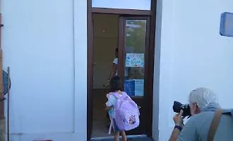Dopo vent'anni riapre la scuola pi&ugrave; piccola d'Europa e suona la campanella per l'alunna Aysha