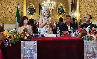 Da notaio a scrittrice: la sorprendente storia di Alessandra Sgroi