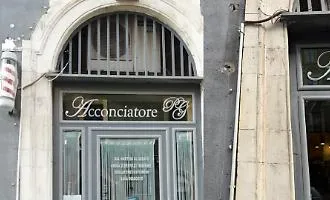 Rubata l'insegna centenaria di una sala da barba in via Sangiuliano: appello per restituirla