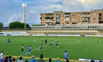 Gela, solo un punto contro l'Enna: espulsioni e il miracolo di Caputo bloccano i biancazzurri