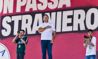 Salvini prova a serrare i ranghi a Pontida: congresso straordinario a ottobre e fiducia per alzata di mano