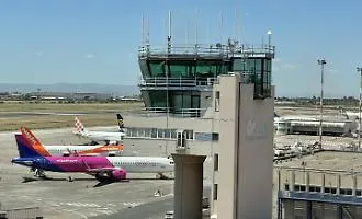 Caro-voli, prorogato lo sconto dei biglietti per i residenti e accordo con Wizz Air su molte tratte