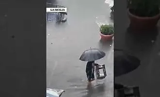 Catania si sveglia allagata: le immagini della "Fera 'o Luni" sommersa
