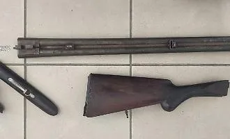 Il postino in pensione con il pallino di armi e droga: in auto un fucile rubato in Spagna, a casa 1.8 chili di cocaina
