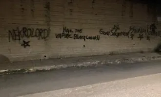 Nel giorno del compleanno del beato Livatino scritte in stile black metal e simboli estremisti sul muro