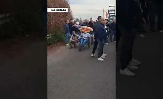 Gasolio troppo caro, gli agricoltori bloccano il polo industriale di Siracusa