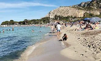 Ci sono i batteri, anzi no: giallo a Mondello sulle acque dichiarate inquinate ma balneabili
