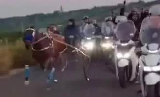 Una corsa clandestina di cavalli con tre pistoleri