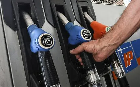 Carburanti, svolta sui prezzi: Eni taglia il gasolio di 4 centesimi ma le "pompe bianche" spingono in alto la media