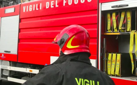 Incendio nell'area industriale, danneggiati un Tir e 27 auto
