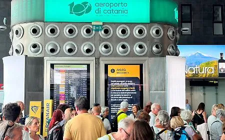 Aeroporto di Catania, voli sospesi fino alle 10 del 15 settembre per la cenere dell'Etna