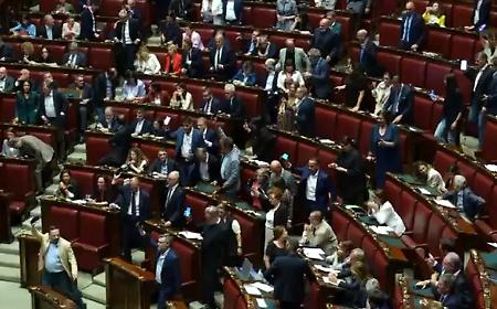 Preferenze fino a tre: la maggioranza ricuce lo strappo e avvia la legge elettorale tra proteste