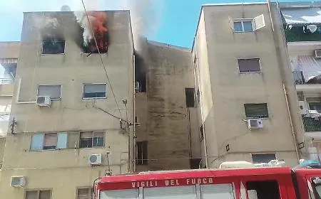 Incendio in palazzina popolare a Caltagirone: appartamento distrutto, un intossicato