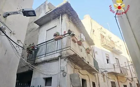 Crolla un balcone a Mazara del Vallo, morta una donna di 86 anni. Palazzo pericolante, sgomberate tre famiglie
