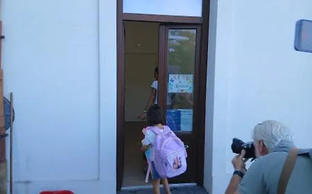 Dopo vent'anni riapre la scuola pi&ugrave; piccola d'Europa e suona la campanella per l'alunna Aysha