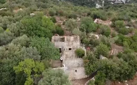 La morte di John, segni di corda sul collo: era membro della &ldquo;comunit&agrave; del bosco&rdquo;