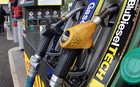 Allarme carburanti, il gasolio al servito oltre 3,1 euro al litro e un pieno pu&ograve; arrivare fino a 155 euro