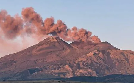 Etna, il pennacchio bruno-rossiccio spiegato dall'Ingv: &laquo;&Egrave; la fase di svuotamento del condotto, non nuovo magma&raquo;