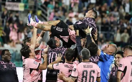 Miccoli, festa e lacrime al Barbera di Palermo per l'addio al calcio