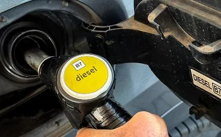 Carburanti, Assopetroli lancia l'ultimatum: &laquo;Prezzi calmierati per tutti o i privati affondano&raquo;