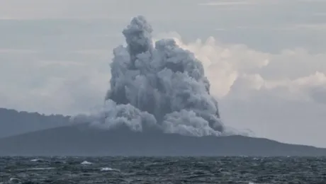 L'Anak Krakatoa erutta, il video del peschereccio che naviga in mezzo ad una pioggia di cenere e lapilli