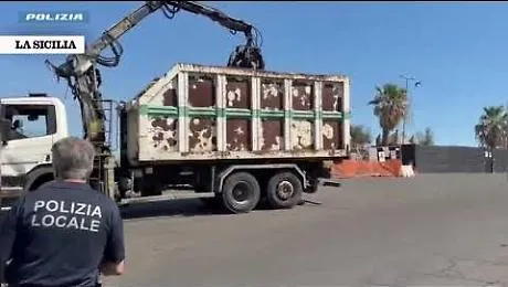 Blitz della Polizia di Catania a Ognina: rimosse installazioni abusive e 20 sacchi di rifiuti