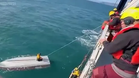 Per tre giorni sullo scafo della barca dopo il naufragio nel gelo del mare dell'Alaska: il video del salvataggio
