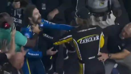 NASCAR nel caos, volano i cazzotti dopo lo schianto a fine gara: il video &egrave; virale