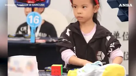 A 6 anni risolve il cubo di Rubik in 4,27 secondi: il record della bimba cinese &egrave; impressionante