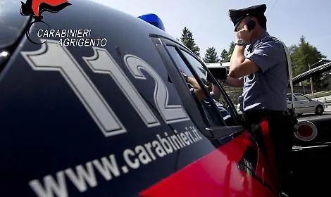 Abbandona l'auto all'alt e fugge a piedi nelle campagne: denunciato 23enne senza patente