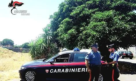 Folle corsa in centro per sfuggire all'alt dei carabinieri: denunciato un 21enne senza patente