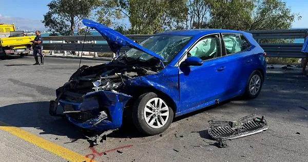 Scontro frontale sulla Statale 115 a Porto Empedocle: due feriti e traffico in tilt al bivio per i lidi