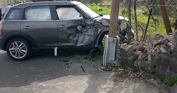 Mini Cooper si schianta contro un muro ad Aci Sant'Antonio: giovane ...
