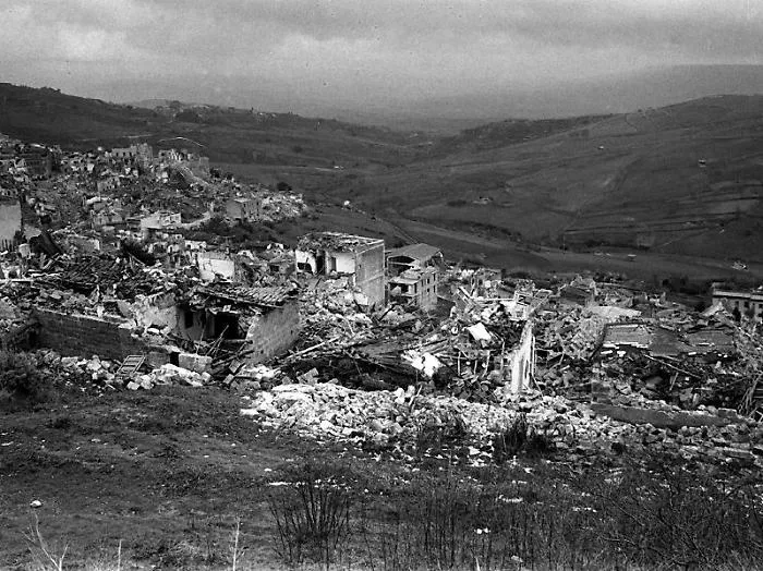 Belice 1968 · Edifici danneggiati a Gibellina · archivio 13363946