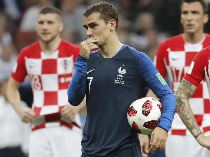 epa06890718 Antoine Griezmann of France prepares himself for a penalty kick during the FIFA World Cup 2018 final between France and Croatia in Moscow