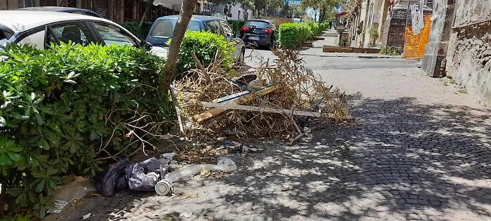 Catania-Via-di-Sangiuliano-angolo-via-Crociferi-incivili-al-potere-3