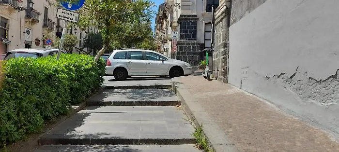 Catania-Via-di-Sangiuliano-angolo-via-Crociferi-incivili-al-potere