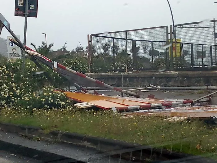Catania pericolosi-cartelli- elettorali caduti col vento