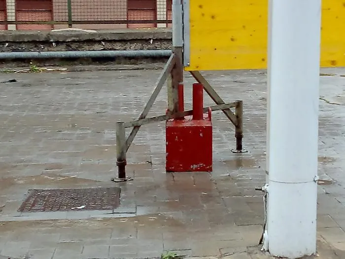 Catania pericolosi-cartelli- elettorali caduti col vento