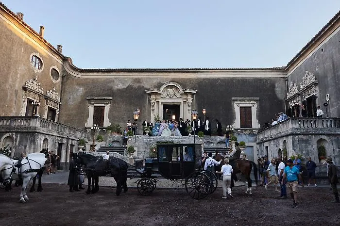 2-Scena-arrivo-ospiti-ballo-Palazzo-Biscari-1