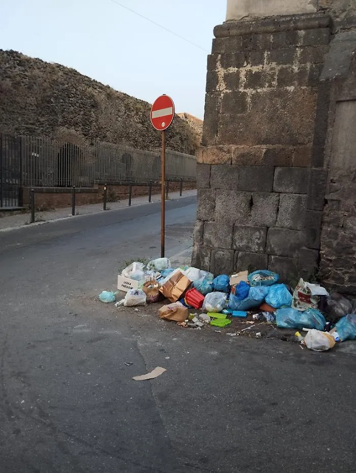Catania.-Patrimonio-dellUNESCO-teatro-greco-Chiesa-S-Benedetto-via-Crociferi.